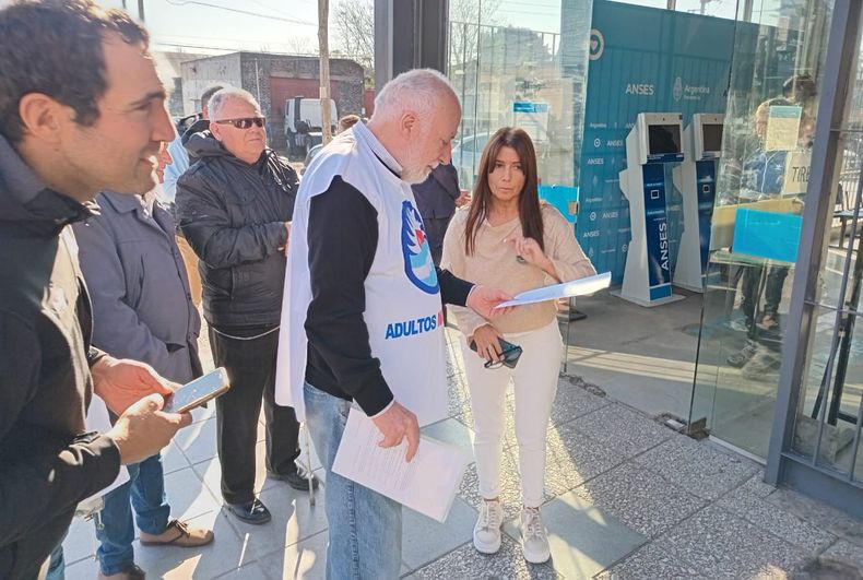 Jubilados y organizaciones sociales marcharon esta mañana a ANSES.&nbsp;