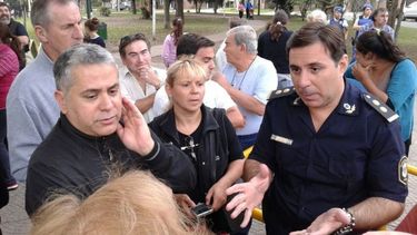 El comisario Carlos Nicolás dialoga con una vecina..