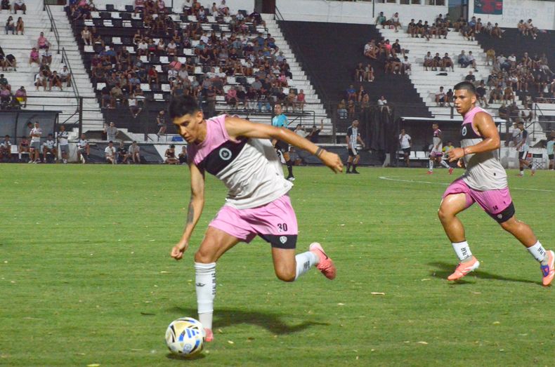 Dylan Vergara arranca uno de los ataques de la noche de Real Pilar.