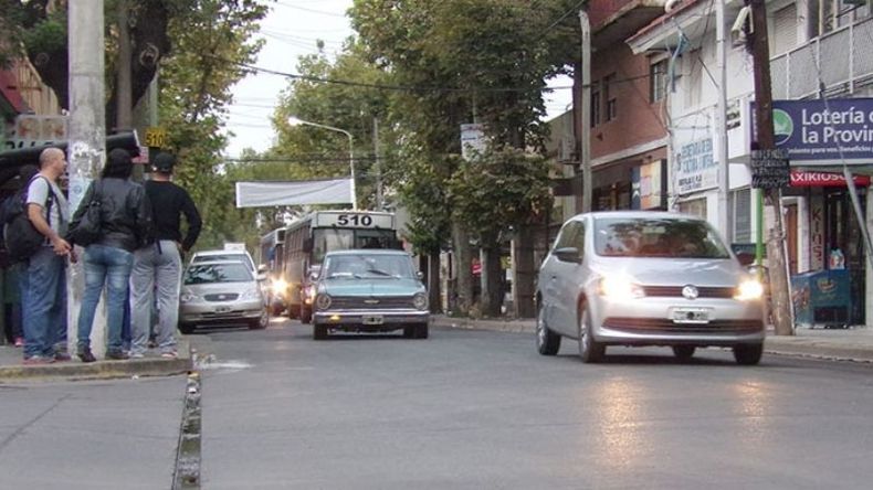 NO MÁS. Buscan prohibir el estacionamiento en calles por las que circulan colectivos..