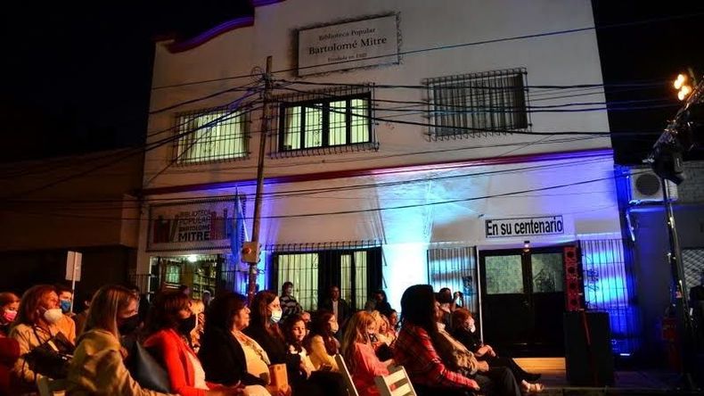 El escenario se montó sobre la calle Bolívar. Numerosos pilarenses se acercaron para celebrar el centenario de una de sus instituciones más queridas. .