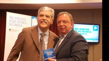 Saludos. Humberto Zúccaro con Julio de Vido, ayer, tras el anuncio de las obras..