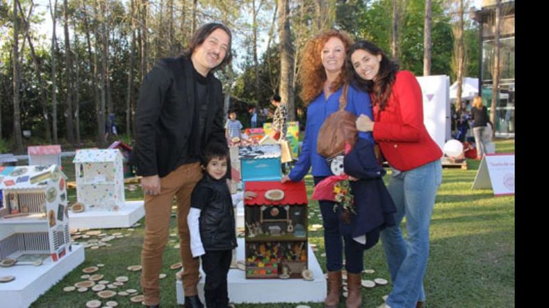 Casita.El actor Esteban Prol, ayer en BADA, junto a una de las casitas intervenidas por distintos artistas y luego subastadas. Todo lo recaudado en Espacio Pilar será destinado a Amigos del Alma, para sostener su proyecto Casa de Abrigo..