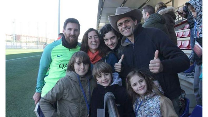 BUENA ONDA. Messi detuvo la práctica para sacarse fotos con los Zapp..