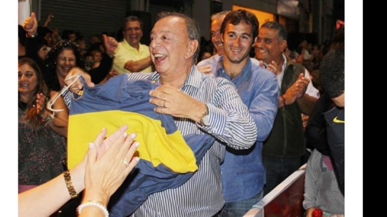 ¿Cambió de colores? Al intendente Humberto Zúccaro se lo vio con una camiseta de Boca, cuando es un reconocido hincha de River. ¿Será que se disfrazó de Xeneize aprovechando el Carnaval?.