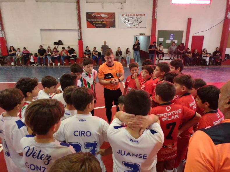 PREVIA. Los chicos de las promocionales de Vélez y Sportivo escuchando al árbitro.
