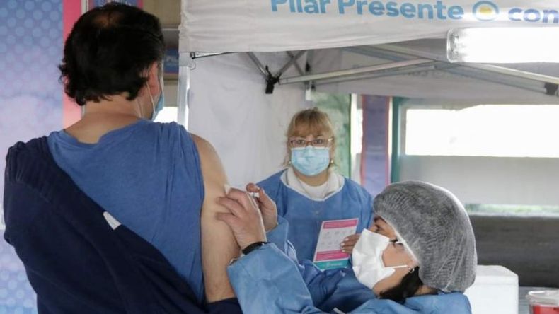 PINCHAZO. En Pilar ya hay 65.000 personas vacunadas, 15.000 con ambas dosis. .