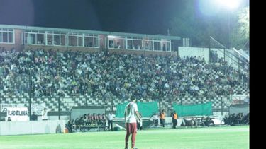 La hinchada de Fénix ya se va acostumbrando al horario nocturno de los partidos de la Primera C y el sábado, tribunas se vieron colmadas en el estadio Carlos Barraza. Faltó el triunfo para que la noche sea perfecta..