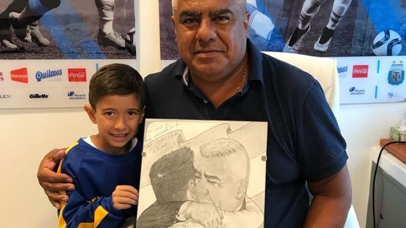 Claudio Chiqui Tapia, presidente de AFA, con un cuadro al que Salgaro llamó El abrazo de un país, en el que inmortalizó el encuentrodel dirigente con Messi luego de clasificar para el Mundial de Rusia 2018. Actualmente, el retratato se encuentra en el predio de la Asociación..