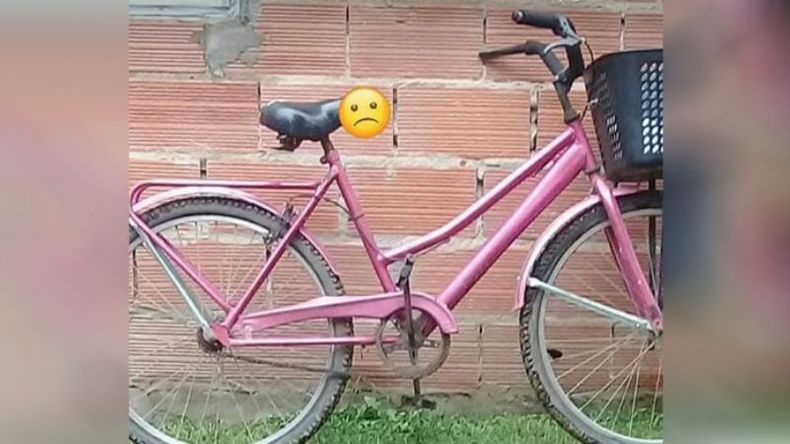Le robaron la bici a mi hermana frente a la Comisaría de Derqui. Hoy a la mañana. El modelo es este, pero estaba pintada blanca y fucsia (a la vista parece una bicicleta nueva) Si alguien se las ofrece por favor avisen. Gracias! Si pueden difundir se agradece! Florencia Lindner..