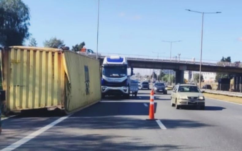 SOBRE LA BANQUINA. Así quedó el container. Estaba vacío.