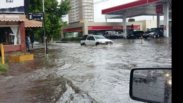 AGUA Y MÁS AGUA. La esquina de San Martín y ruta 8, tras la tormenta..