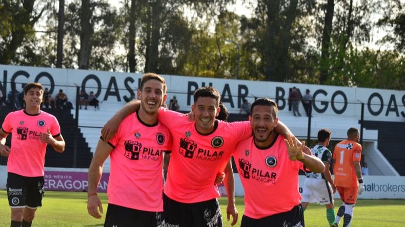 PARA EL FOTÓGRAFO DE EL DIARIO. Crego, Crocco y Carrasco festejan el segundo. Atrás, llega Cordeviola para sumarse. Foto: Fredy Caballero. .