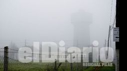 El tanque agua, una postal de la ciudad, oculto tras la niebla..