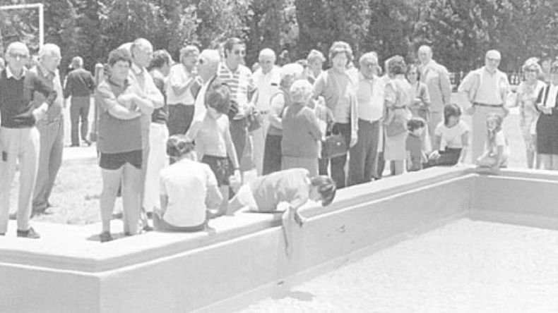 Los socios rodean la pileta de la Ciudad Deportiva del Club Atlético Pilar, el día de su inauguración, en el año 1984..