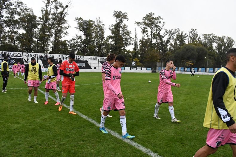 CARAS LARGAS. Los jugadores de Real Pilar se van preocupados por la derrota en casa.