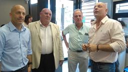 CAMBIOS. Ducoté y funcionarios, ayer, recorriendo la nueva sede de Zoonosis..