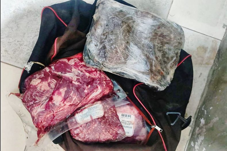 El ladrón sustrajo ocho bandejas con cortes de carne y las ocultó en su bolso.&nbsp;