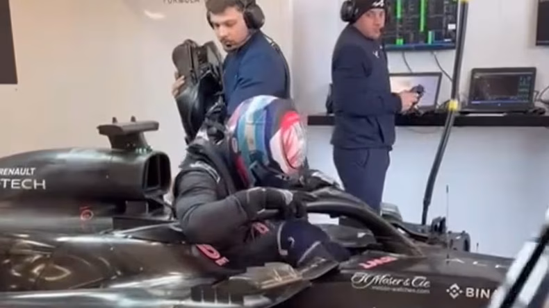 Franco Colapinto bajando del Alpine F1 La imagen la comparti Flavio Briatore