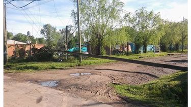 TORMENTA. La caída de postes hizo que miles quedaran sin luz..