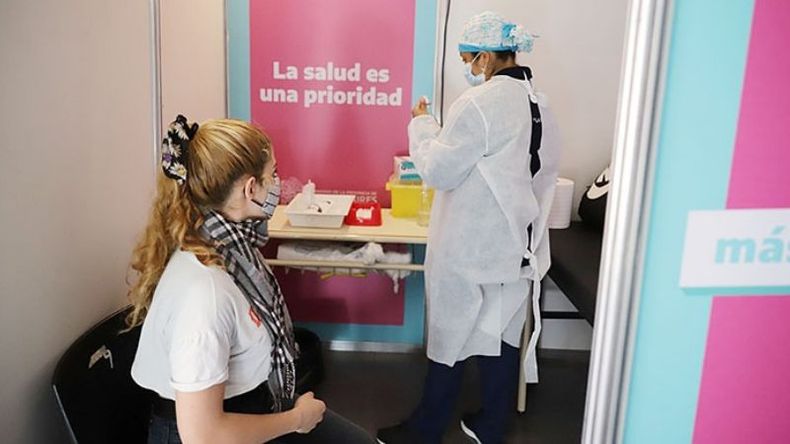 JÓVENES. La mayoría de los turnos son segundas dosis para la franja de 12 a 17..