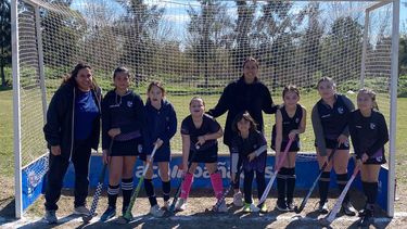 Estreno histórico para el club. El sábado pasado las jugadoras de Hockey de San José jugaron su primer partido con otro equipo. Participaron de un amistoso en la cancha de microestadio Ricardo Rusticucci con un equipo de la Municipalidad de Pilar. San José Rugby Club / @sanjoserugby.