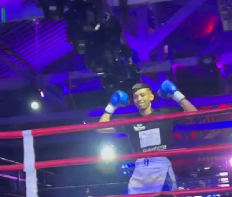 SALUDO. Maravilla Benítez en la presentación del combate.