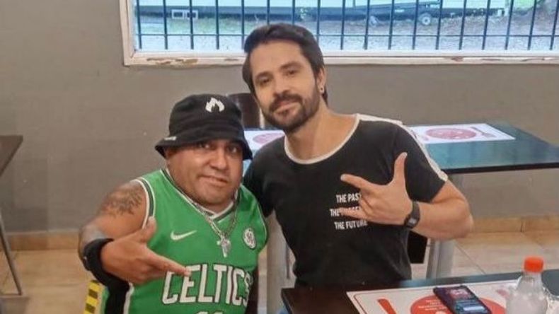 Encuentro. El pilarense Maxi Martínez junto al actor Felipe Colombo en un alto de las grabaciones de la tira de Polka, la 1-5/18..