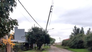 Poste podrido y agarrado sólo por los cables, a punto de romperse y provocar una tragedia. Calle Caamaño (entre Bacle y Descalzi) Villa Rosa. Na / @Nadu01.
