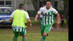 GRITO FURIOSO. Monyo marcó el empate de Abrojal y lo festeja con sus compañeros..