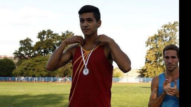PREMIO. Manzanares con la medalla de plata, en el Iniciación de la FAM..