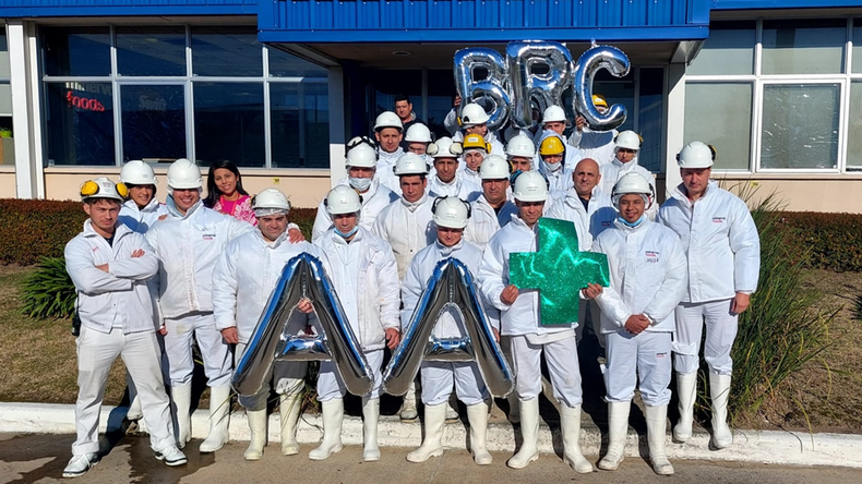 Parte del equipo de la empresas que fabrica las hamburguesas certificadas.&nbsp;