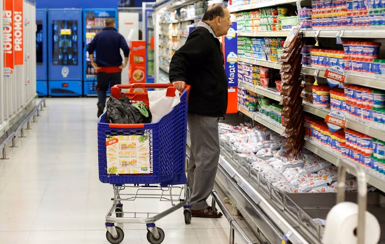 PARA ABAJO. Los principales indicadores del consumo volvieron a mostrar datos negativos.