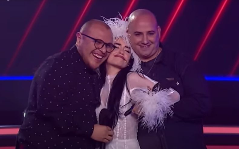 Lucas Rivadeneira (izq.) con Lali y Gabriel Franchelli.