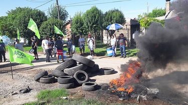 PROTESTA. La UOCRA se manifestó frente al edificio de la secundaria 11..