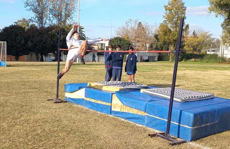 Atletismo etapa local Sub 14 salto en alto.jpg