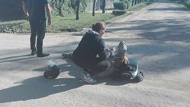 HERIDO. El atropellado debió ser atendido en el lugar..