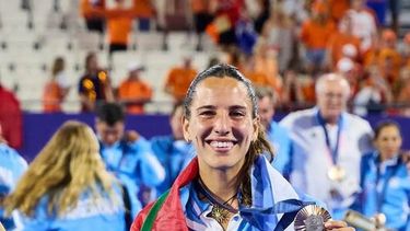 MEDALLA. Poy Toccalino de bronce y con la bandera nacional de St. Catherine’s.