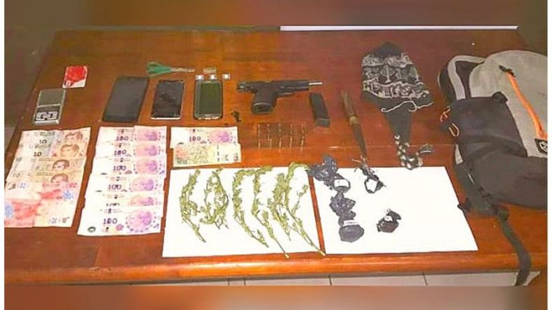DROGAS Y UN ARMA. Los elementos incautados a los dos detenidos..