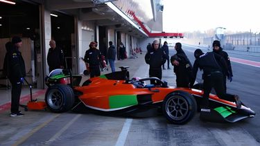 BOXES. El Dallara de Colapinto tuvo una falla en uno de los sensores durante la prueba en Montmeló.
