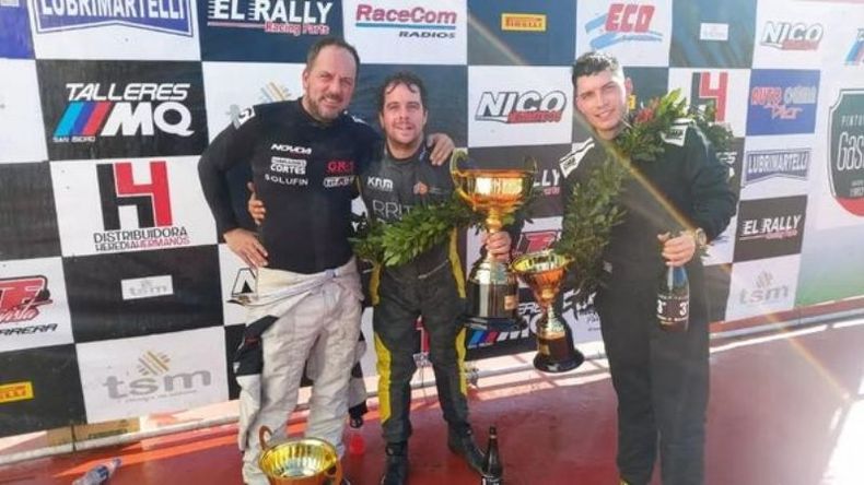 PODIO. Vázquez (der.) junto a Damián Galliano y al ganador Repollo. .