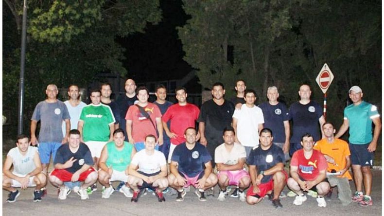 EN MOVIMIENTO. El grupo CrossFire entrena en la calle. .