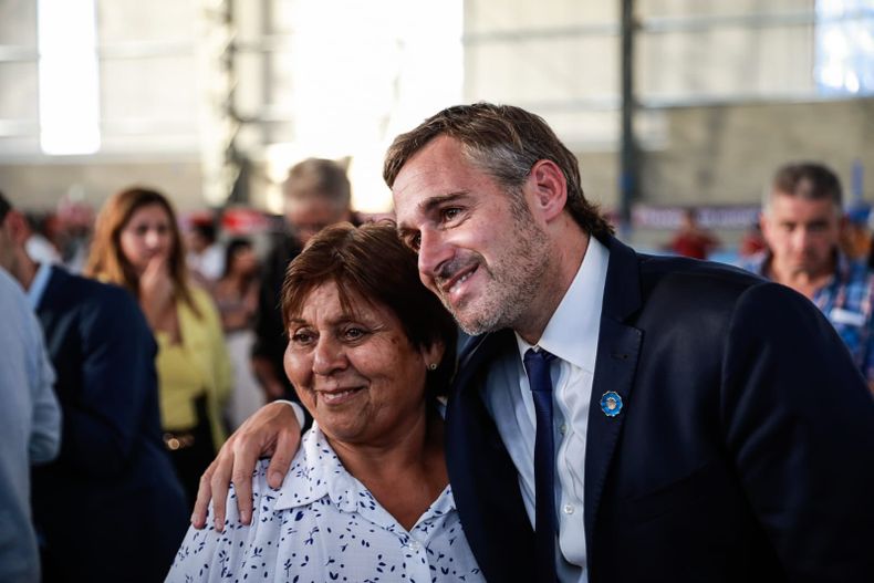 Achával junto a una vecina de Derqui, tras el discurso de apertura de sesiones ordinarias.&nbsp;
