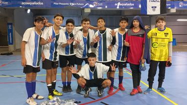 OCHO DEDOS. Los chicos de El Renuevo clasificaron al Regional de los Bonaerenses.