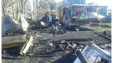 ARRASADA. Los restos de la vivienda afectada por el fuego..