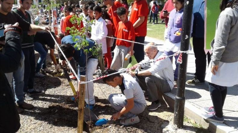 CAMBIO. Alumnos de escuelas plantaron los nuevos árboles..