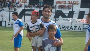 Años atrás, Federico Piazza con sus hijos en el estadio Carlos Barraza donde Unión jugó el Torneo del Interior.