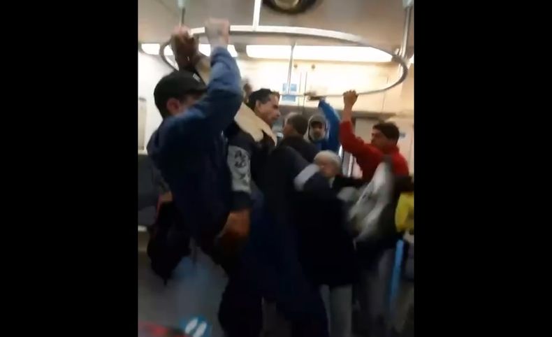 Un hombre con una sola pierna se cuelga para darle un puntapié a su contrincante.