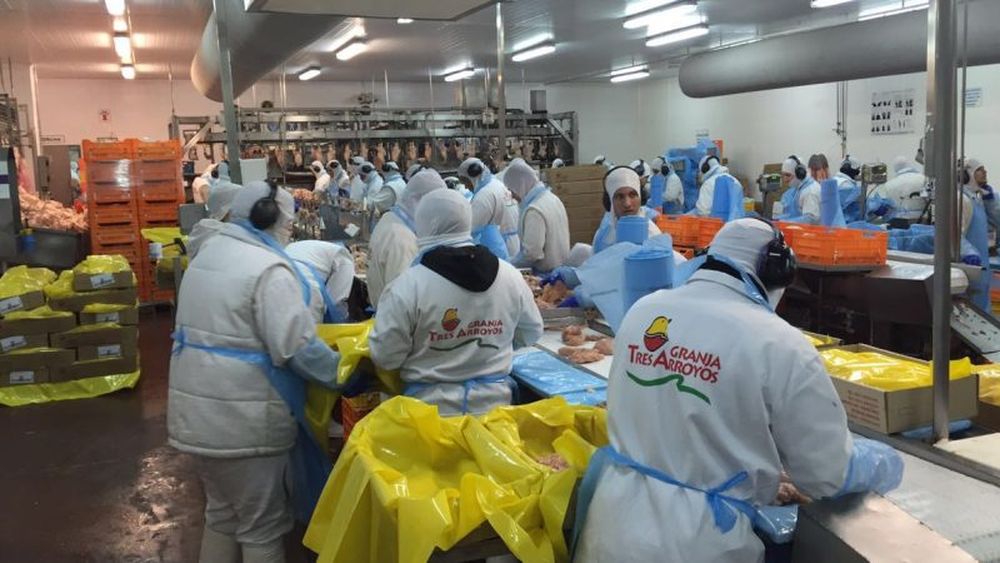 EN LUCHA. Los trabajadores de Granja Tres Arroyos, en alerta por suspensiones.