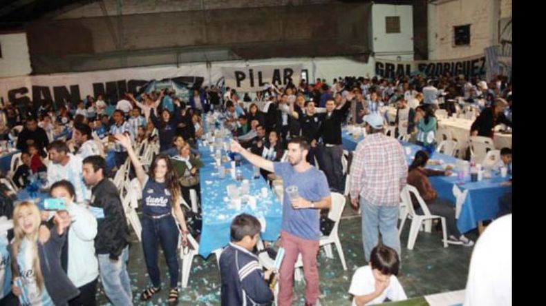 CANCHA LLENA. Los socios coparon el Peñarol, en la reapertura de la filial..